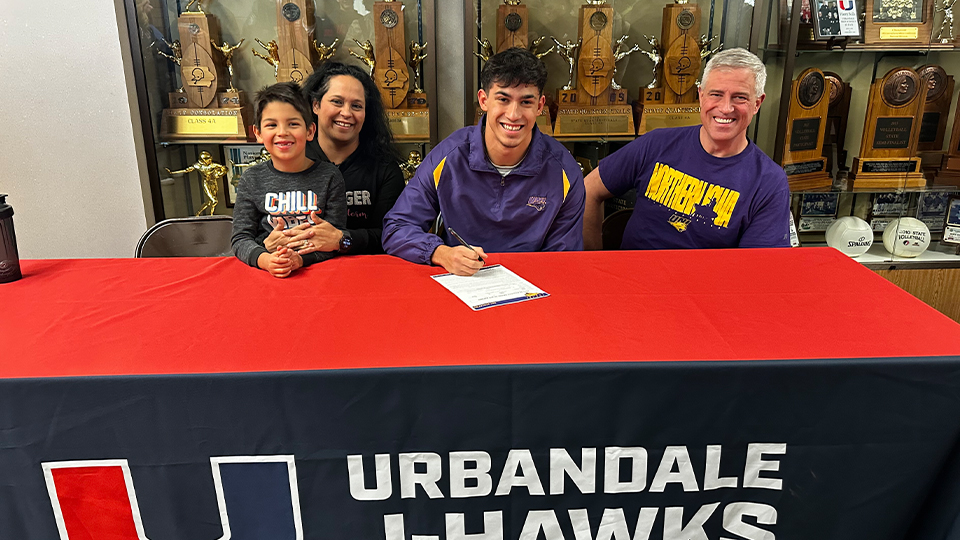 Hoyt Signs with UNI