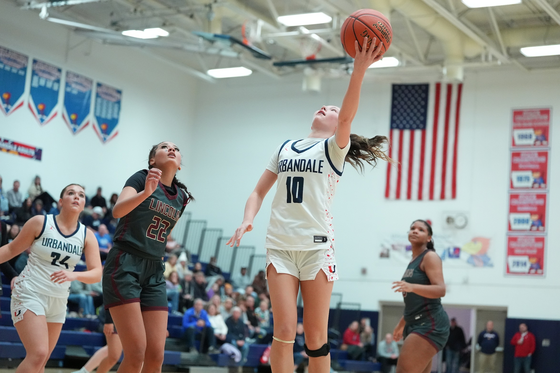 Girls Basketball Beats DM Lincoln